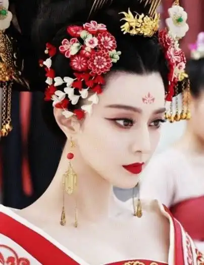 小姐姐仿妆武则天,晒出素颜照后,竟是女装大佬
