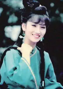 63岁赵雅芝与儿子合照似情侣网友却纷纷注意到她的脚
