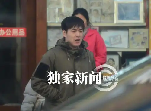 独家小爸爸刘欢恋情疑曝光与眼镜妹吃饭
