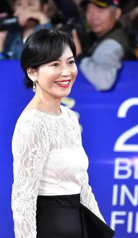 刘嘉玲出席活动,年轻气质碾压众女星,身上一个地方却暴露年龄感
