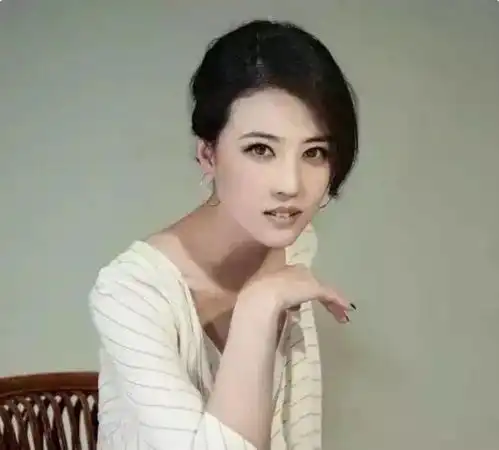 金庸甘愿为她改剧本的周海媚,曾红过刘嘉玲,为何54岁仍不结婚