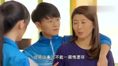 野蛮前妻正带着儿子和女儿到新家参观,儿子被豪华的别墅深深吸引
