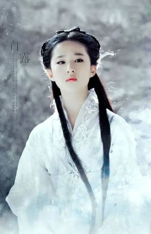 砸了14亿的花木兰首映,刘亦菲长裙高调现身,裙上图案亮了
