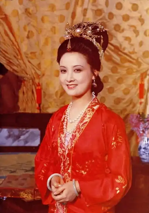 邓婕与张国立结婚33年,她看到了丈夫的白发和心痛
