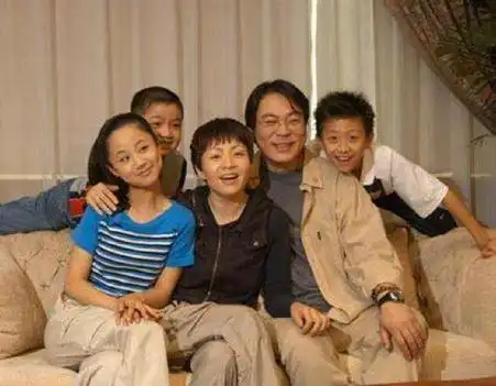 2006年家有儿女3开拍,副导演深夜12点敲响了杨紫的门