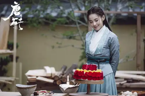 张佳宁天生自带的笑眼成为她在唐砖圈粉的秘密武器
