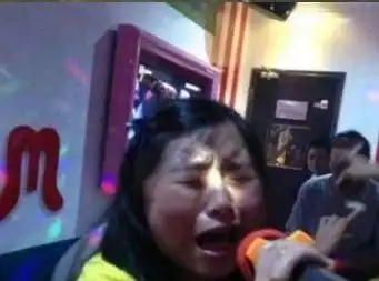 女司机惹不起,差点就被自己的车压到美女
