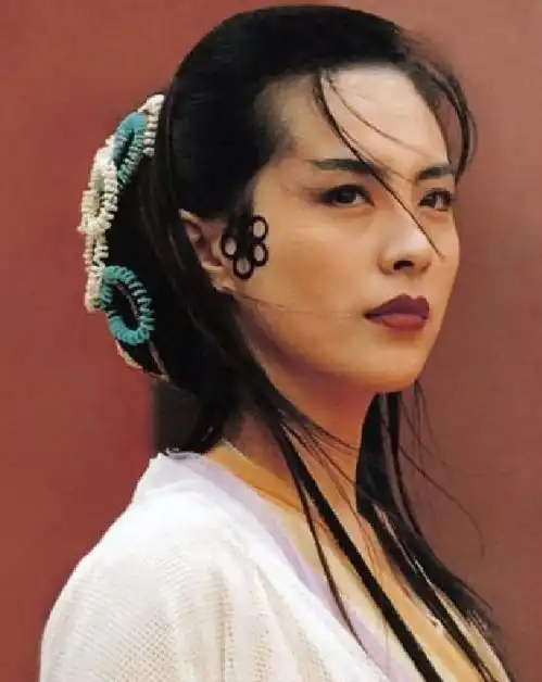 王祖贤曾经的剧照流出,旁边的小记者居然是古巨基,如今成为大明星
