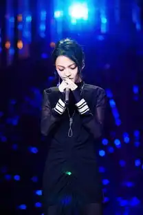 组图张韶涵穿蓝色纱裙尽显优雅魅力深情演唱电眼迷人
