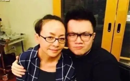 宋丹丹老年忙看孙,寸步不离跟在后,小家伙复制爸爸高额头成亮点
