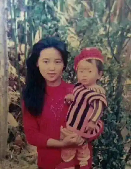 网友翻出妈妈年轻时的照片,在没有ps的年代,真是美翻了
