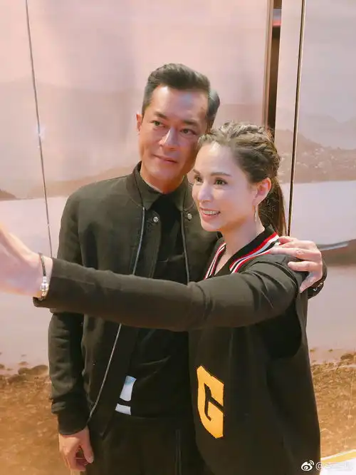 95版神雕侠侣剧组聚会,过儿与小龙女甜蜜同框,堪称回忆杀
