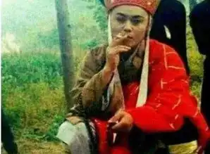 罕见老照片唐僧蹲在地上抽烟,八旗士兵抽鸦片没人样
