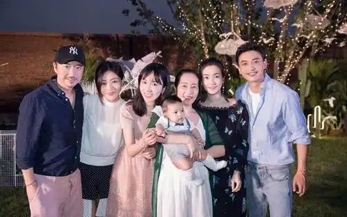 李晟李佳航庆祝儿子百日宴,现场瞬间穿越到还珠格格和爱情公寓
