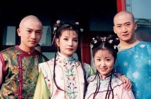 还珠你大概没有见过的幕后照,皇上含香很亲密,金锁最白
