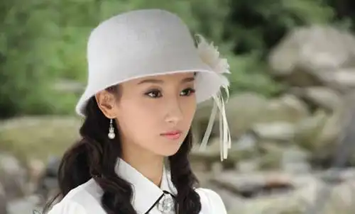 顶着压力和老师相恋,婚后生下两对龙凤胎,大女儿的作品家喻户晓
