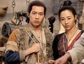 他出生28天被父母抛弃,靠奶奶捡垃圾养大,如今成当红明星