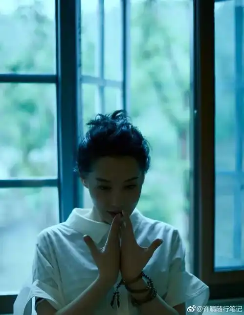 50岁的许晴,爱自己不需要吝啬
