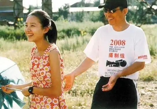 24年前赵丽蓉的春晚小品,谁注意到端酒的小丫环如今火得一塌糊涂
