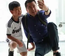 王中磊儿子整容式长大,爸爸回来了小透明,如今帅成贵族王子
