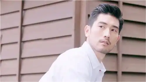 遇见王沥川花絮高以翔玩飞镖耍赖,导演无奈了你这么高的人
