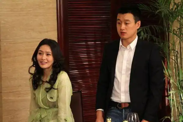 于明加曾放弃外交官做演员,出道一直被说老相,如今见到妈妈明白了