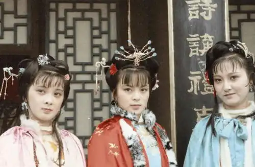 红楼梦林黛玉薛宝钗史湘云其实是一个人,一个人的不同阶段
