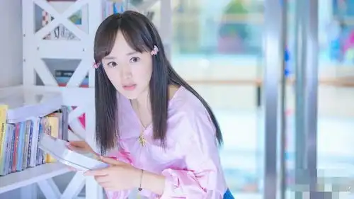 不仅是戏中,戏外的魔仙王子和小蓝,也有这样的情感瓜葛
