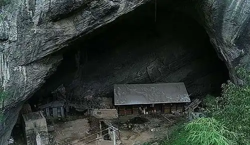 老夫妻蜗居山洞生4子女,供出2个大学生不愿搬离,爱在山洞看电视
