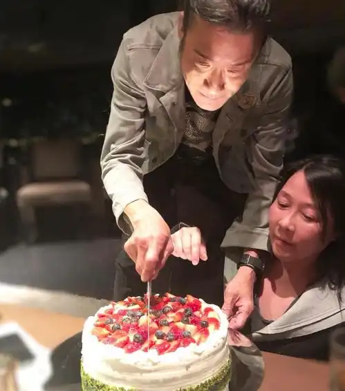 梁家辉61岁生日,张学友刘嘉玲到场祝寿,太太陪切蛋糕超温馨
