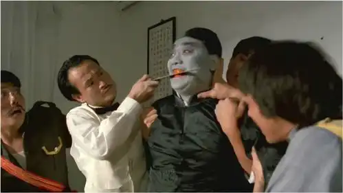 喜剧恐怖片林正英斗僵尸太搞笑,师徒抢着拉肚子,看一次笑一次
