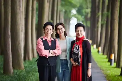 陈数晒照为母亲庆生,78岁妈妈保养年轻气质高贵,女儿自认比不上
