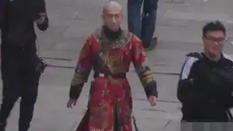 张一山版韦小宝红色官服路透照,唐艺昕演建宁,能超越老版吗
