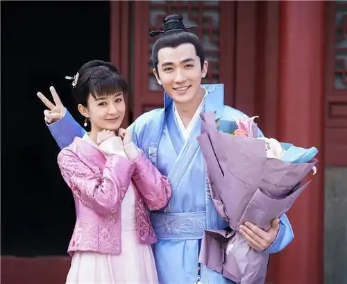 与发小姐妹相称,与杨蓉情同姐弟,卷王朱一龙的逆袭之路2
