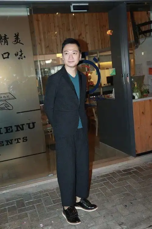 57岁陶大宇现身龙母庙,身形依旧健硕,圈外小女友似乎更显老
