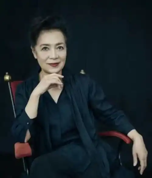 陈数79岁妈妈好漂亮啊看着像50岁,五官混血感十足品味不输女儿
