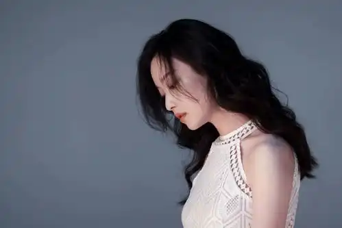 倪妮再穿旗袍,妩媚又高级,举手投足风情万种
