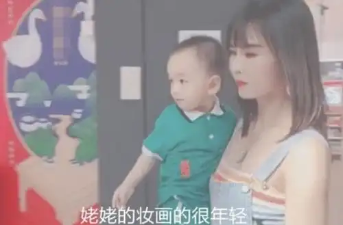 最年轻姥姥火了,抱孩子逛商场引围观,网友姥爷眼光好
