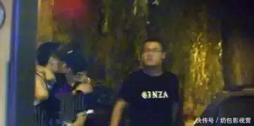 张一山聚餐面露凶相黄小蕾喝醉被搀扶,疑因拍鹿鼎记压力大
