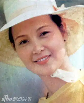 李小璐妈妈年轻时代罕见靓照曝光
