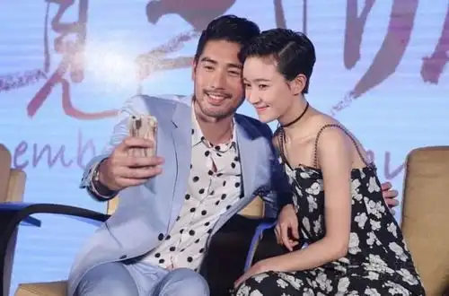 高以翔全家福曝光,女友甜美入镜,爸爸妈妈笑得合不拢嘴
