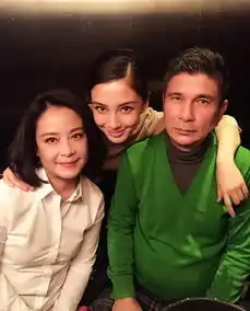 baby妈妈罕见年轻美照曝光母女两简直一模一样
