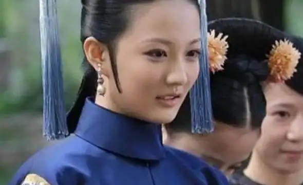 甄嬛传玉娆不知道,为啥她刚一成亲,甄嬛就让她领养元澈
