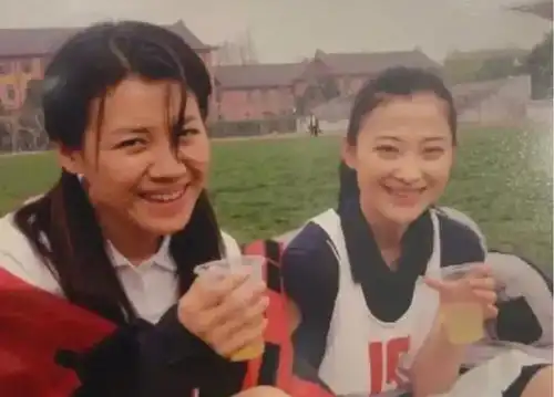 德华和她都撕成那样了,原来成了真闺蜜
