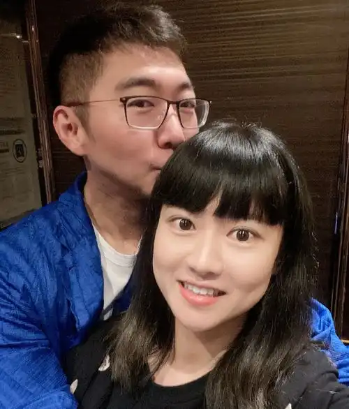 陈数为老公庆生,两人戴同款眼镜很有夫妻相,夫妻相拥画面温馨