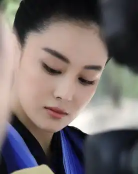 张馨予晒李莫愁美艳照眼神凌厉秒杀小龙女
