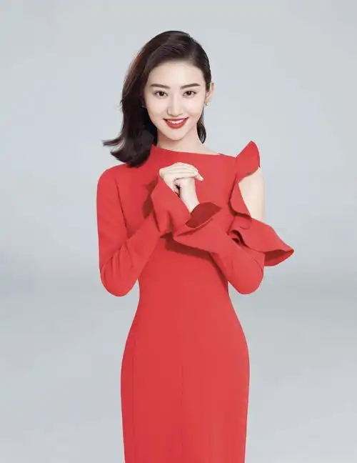 大s徐熙媛把我给惊艳了身穿一袭斜露肩的小红裙亮相,姐真洋气
