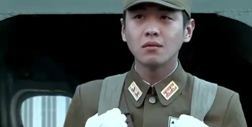 同样是演周卫国,将文章和张若昀放在一起,两者的差距却不言而喻
