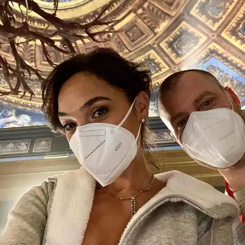网飞红色通缉令新片场照盖尔加朵穿红裙秀美腿
