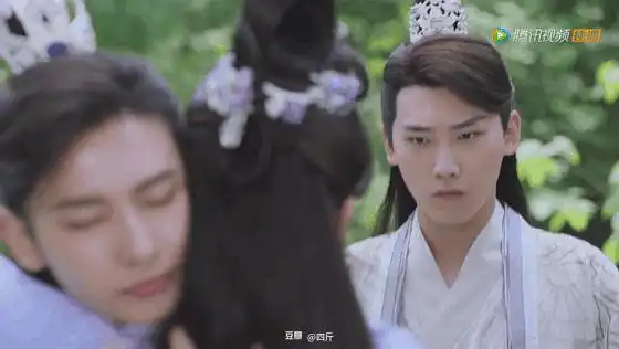 演员邢昭林搂抱女大学生被拍,女方提前开好房,穿着浴袍出来迎接
